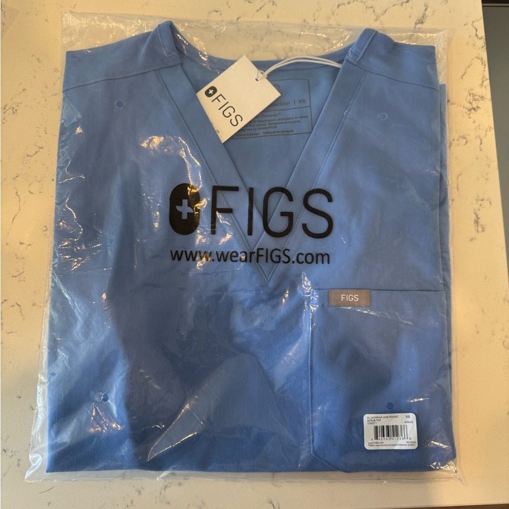 NWT FIGS Catarina one pocket scrub top in ciel blue